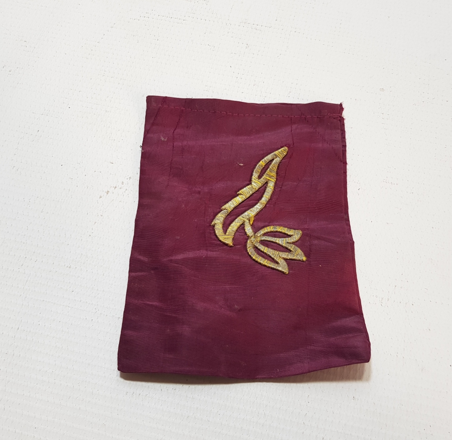 SIRMA İŞÇİLİKLİ KUMAŞTAN YAPILMIŞ KESE