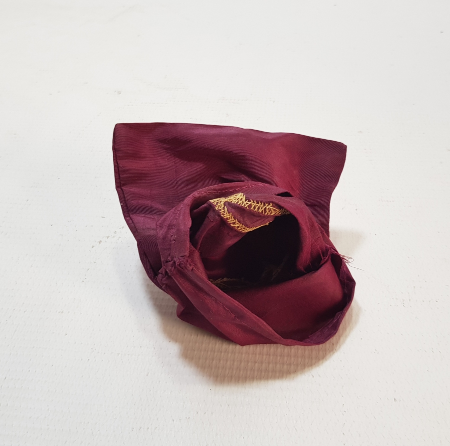 SIRMA İŞÇİLİKLİ KUMAŞTAN YAPILMIŞ KESE