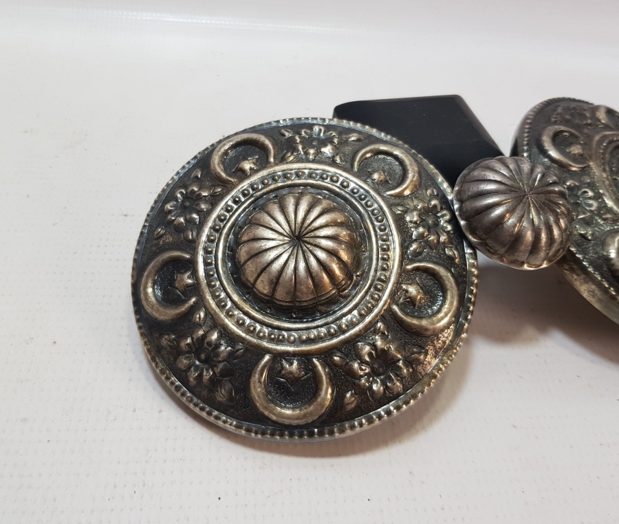 OSMANLI DÖNEMİ KABARTMA İŞÇİLİKLİ VE ÜZERİ AY YILDIZLI GELİN KEMERİ