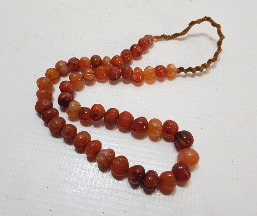 DERVİŞ SİKKESİ FORMUNDA KESİLMİŞ OSMANLI DÖNEMİ KAVUKLU AKİK GERDANLIK