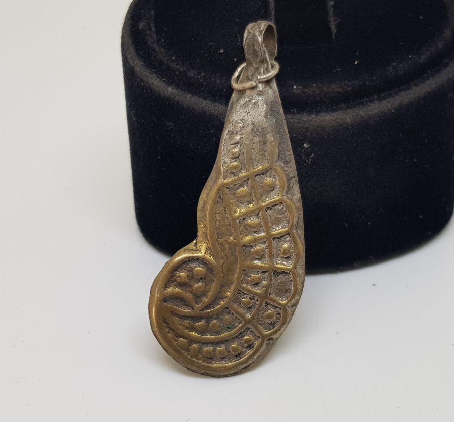 ÜZERİ KABARTMA İŞÇİLİKLİ SALYANGOZ FORMUNDA YAPILMIŞ OSMANLI DÖNEMİ KOLYE UCU