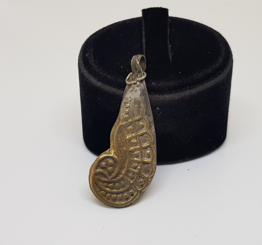 ÜZERİ KABARTMA İŞÇİLİKLİ SALYANGOZ FORMUNDA YAPILMIŞ OSMANLI DÖNEMİ KOLYE UCU