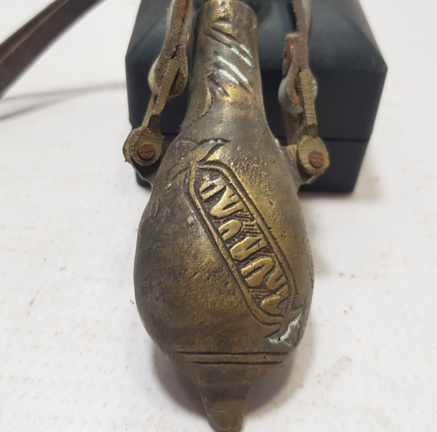 ÜZERİ ERMENİCE YAZILI ANTİKA BRONZ BARUTLUK