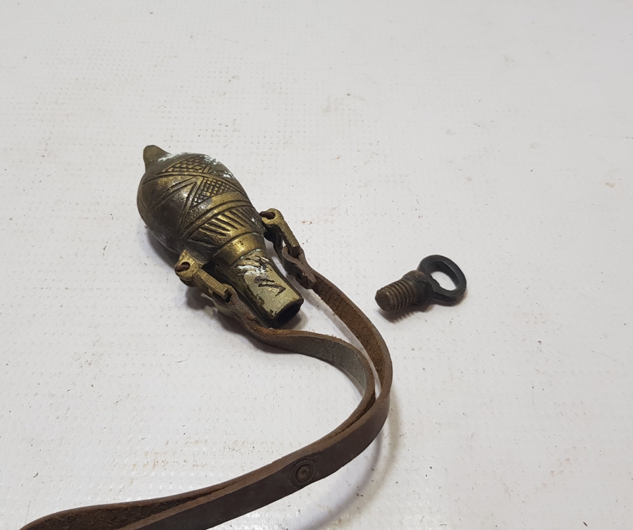 ÜZERİ ERMENİCE YAZILI ANTİKA BRONZ BARUTLUK