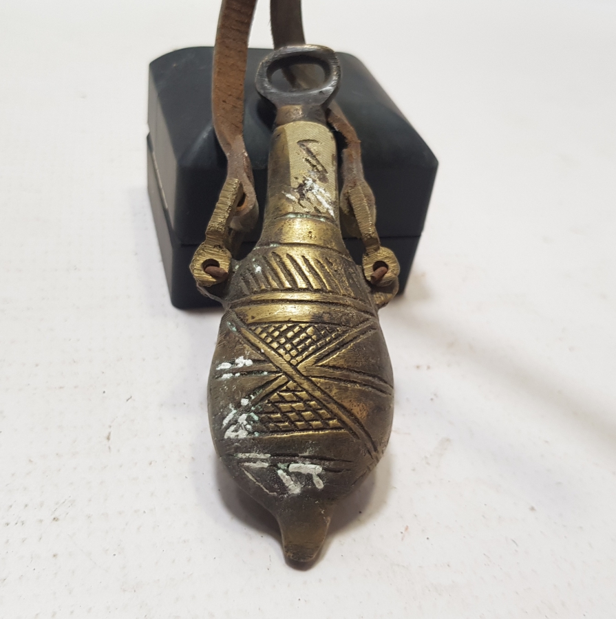 ÜZERİ ERMENİCE YAZILI ANTİKA BRONZ BARUTLUK