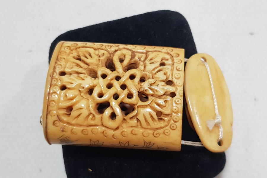 OSMANLI DÖNEMİ ÇOK NADİR ÜZERİNDE TIP SEMBOLÜ BULUNAN RUM İŞİ KEMİK HAMAYIL - PAZUBEND