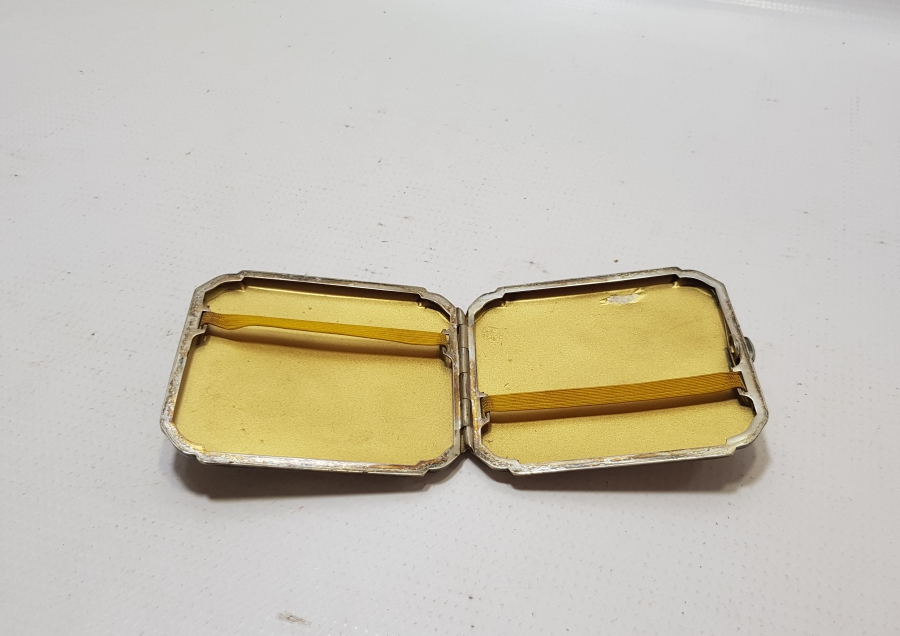 ÜZERİ İNSİYALLİ ANTİKA ALPAKA SİGARA TABAKASI