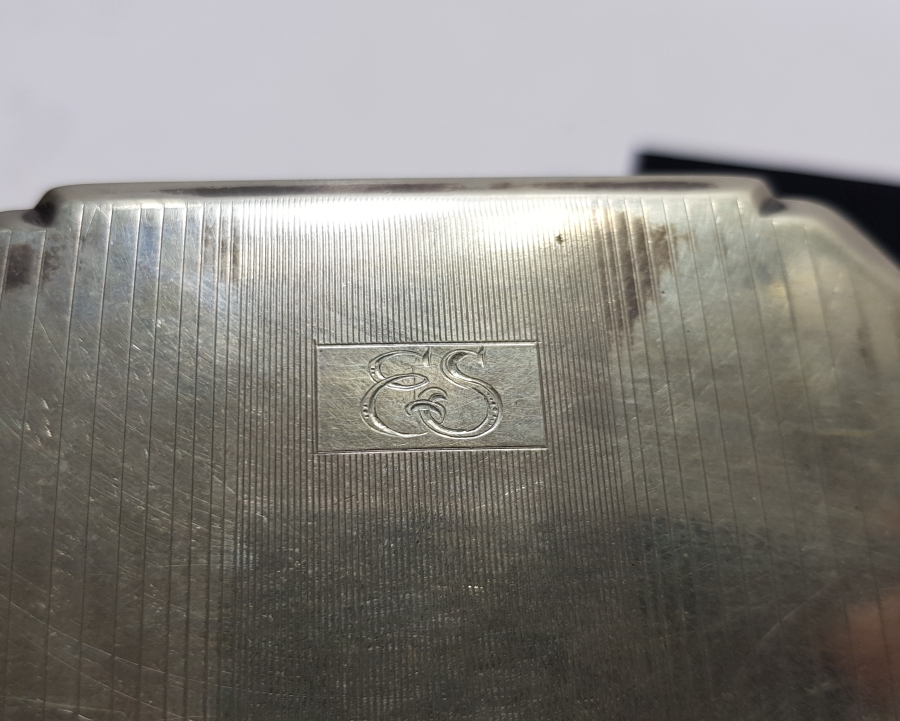 ÜZERİ İNSİYALLİ ANTİKA ALPAKA SİGARA TABAKASI