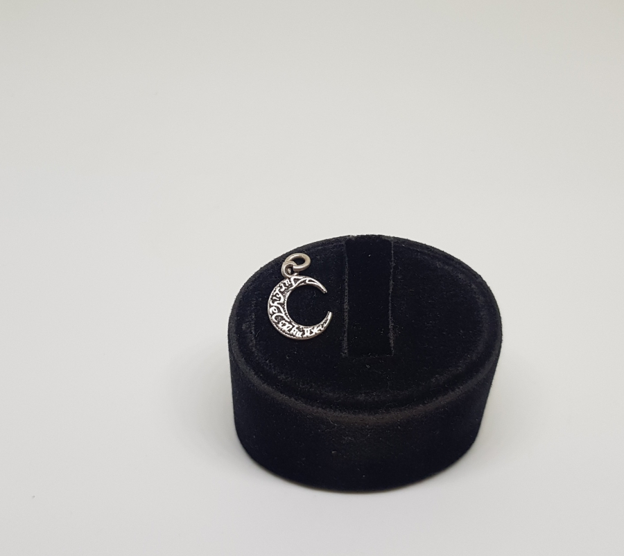 HİLAL FORMUNDA YAPILMIŞ ÜZERİ YAZILI GÜMÜŞ KOLYE UCU