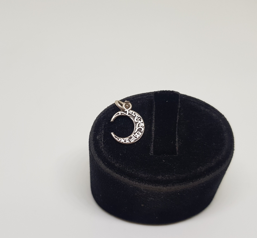 HİLAL FORMUNDA YAPILMIŞ ÜZERİ YAZILI GÜMÜŞ KOLYE UCU