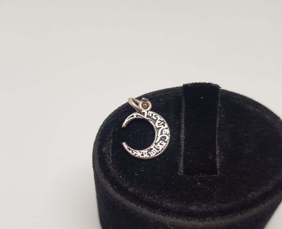 HİLAL FORMUNDA YAPILMIŞ ÜZERİ YAZILI GÜMÜŞ KOLYE UCU