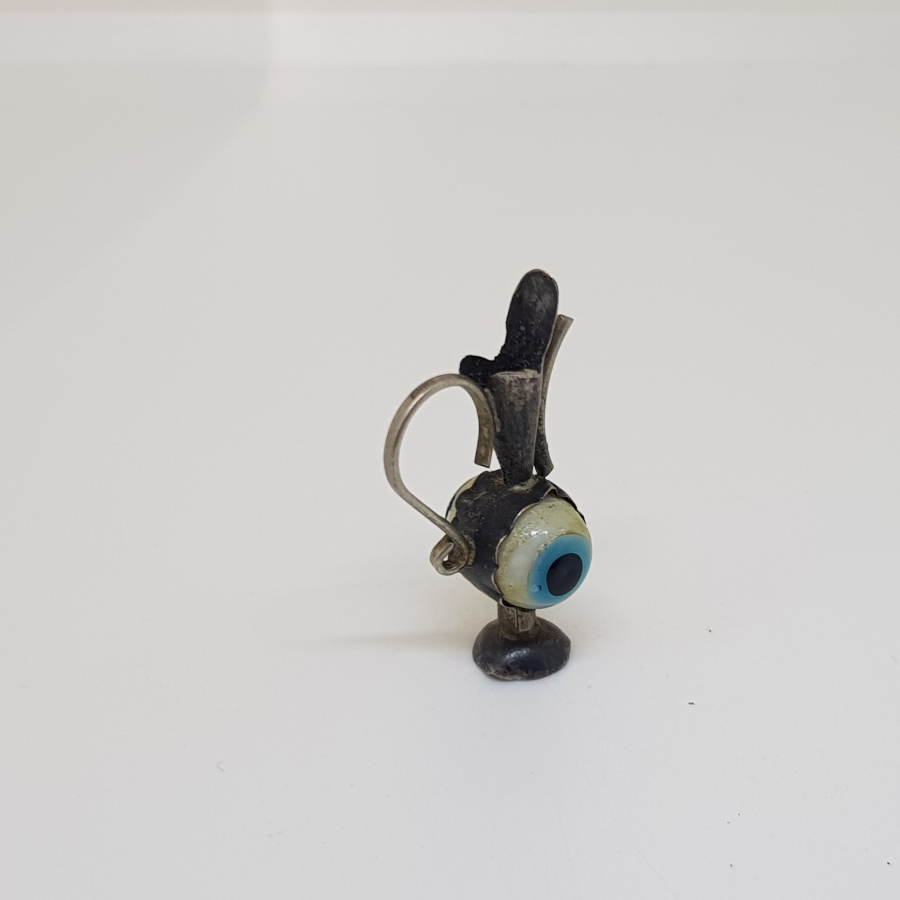 ÜZERİNDE ÇİFT TARAFLI NAZAR BONCUĞU BULUNAN İBRİK FORMUNDA YAPILMIŞ GÜMÜŞ BEŞİK - BEBEK NAZARLIĞI