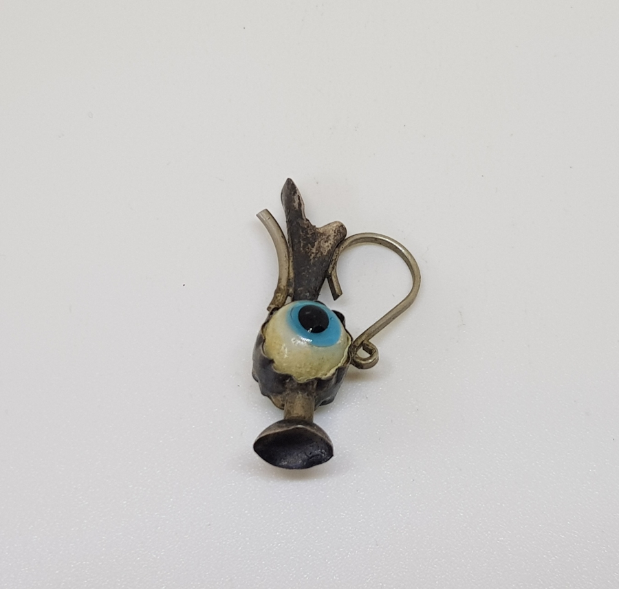 ÜZERİNDE ÇİFT TARAFLI NAZAR BONCUĞU BULUNAN İBRİK FORMUNDA YAPILMIŞ GÜMÜŞ BEŞİK - BEBEK NAZARLIĞI