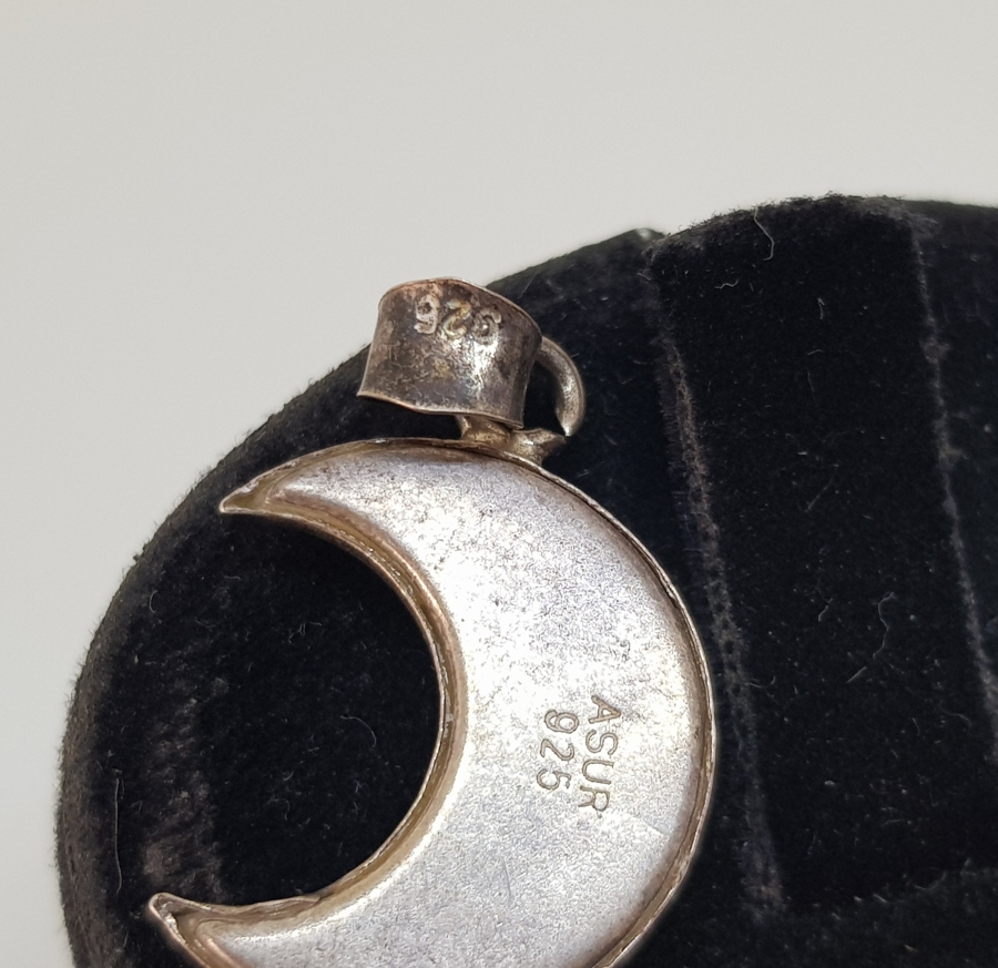 HİLAL FORMUNDA İÇİNDE DUASI İLE GÜMÜŞTEN MAMUL CEVŞEN-İ KEBİR