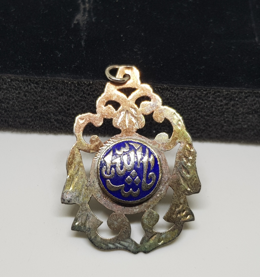 ÜZERİ KALEM İŞÇİLİKLİ VE MİNELİ ARMUDİ FORMLU OSMANLI DÖNEMİ MAŞALLAH YAZILI KOLYE