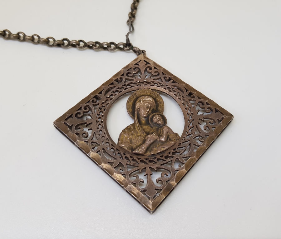 ORİJİNAL AŞIK ZİNCİRİYLE OSMANLI DÖNEMİ GÜMÜŞ TESTERE İŞÇİLİKLİ RUM İŞİ KOLYE