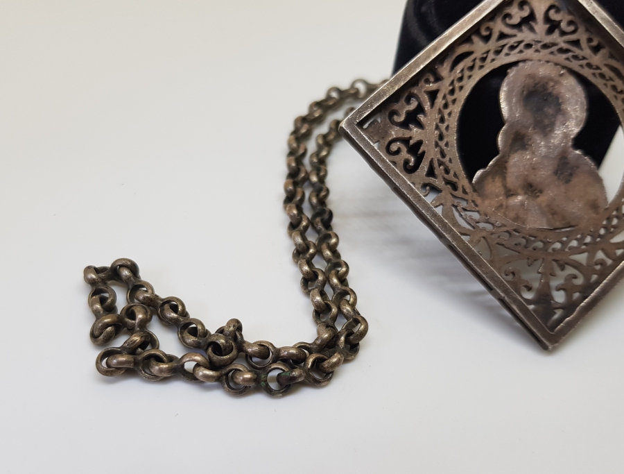 ORİJİNAL AŞIK ZİNCİRİYLE OSMANLI DÖNEMİ GÜMÜŞ TESTERE İŞÇİLİKLİ RUM İŞİ KOLYE