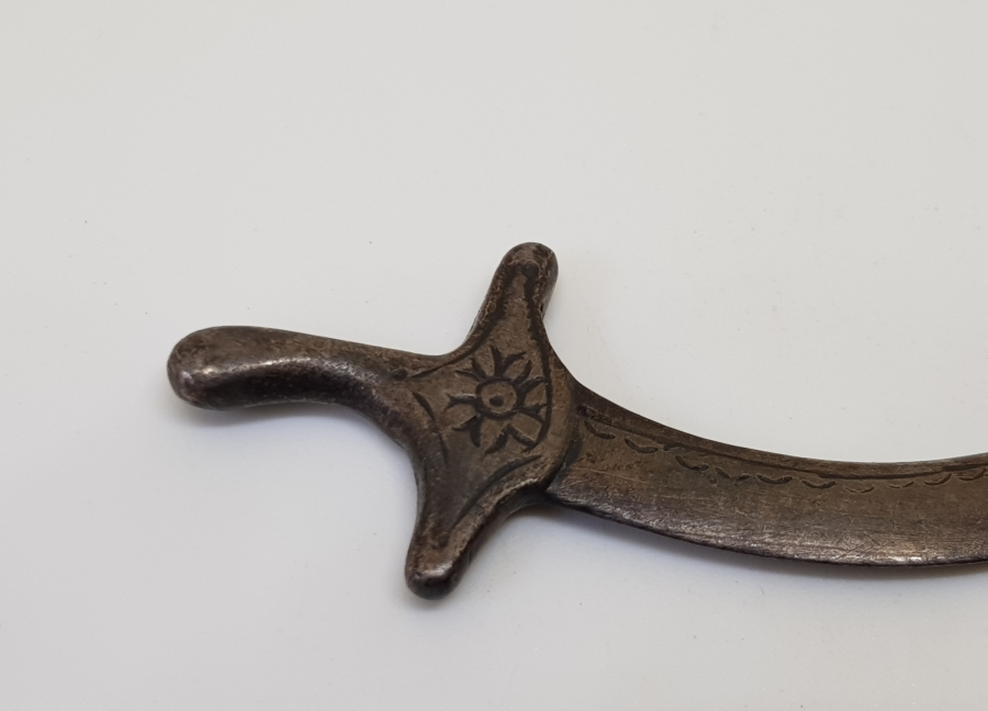 ÜZERİ KALEM İŞÇİLİKLİ OSMANLI DÖNEMİ AKINCI KILICI FORMUNDA YAPILMIŞ GÜMÜŞ MİNYATÜR KILIÇ