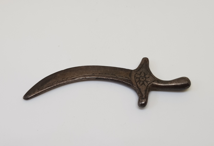 ÜZERİ KALEM İŞÇİLİKLİ OSMANLI DÖNEMİ AKINCI KILICI FORMUNDA YAPILMIŞ GÜMÜŞ MİNYATÜR KILIÇ