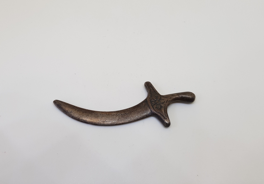 ÜZERİ KALEM İŞÇİLİKLİ OSMANLI DÖNEMİ AKINCI KILICI FORMUNDA YAPILMIŞ GÜMÜŞ MİNYATÜR KILIÇ