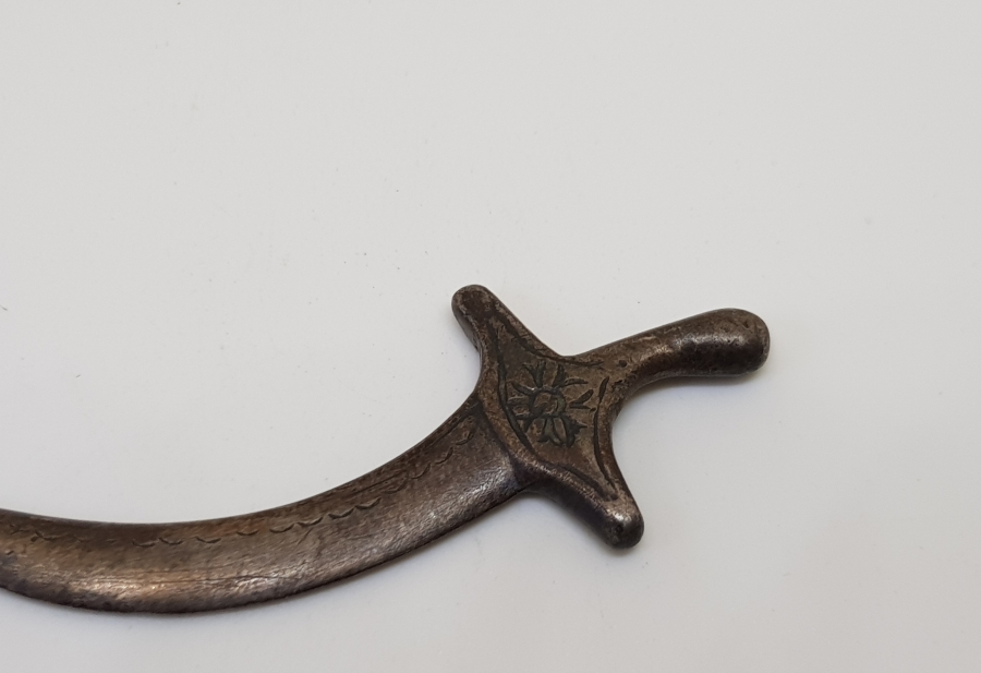 ÜZERİ KALEM İŞÇİLİKLİ OSMANLI DÖNEMİ AKINCI KILICI FORMUNDA YAPILMIŞ GÜMÜŞ MİNYATÜR KILIÇ