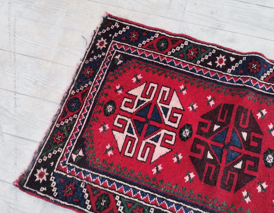 OSMANLI DÖNEMİ EL DOKUMA NADİR RENKTE KIZ BERGAMA HALISI