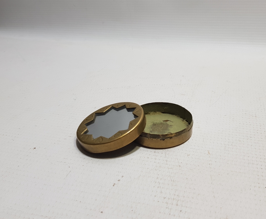 ÜZERİNDE ON KÖŞELİ YILDIZ BULUNAN OSMANLI DÖNEMİ SÜLEYMANİYE KAPAKLI AYNALI ENFİYE KUTUSU