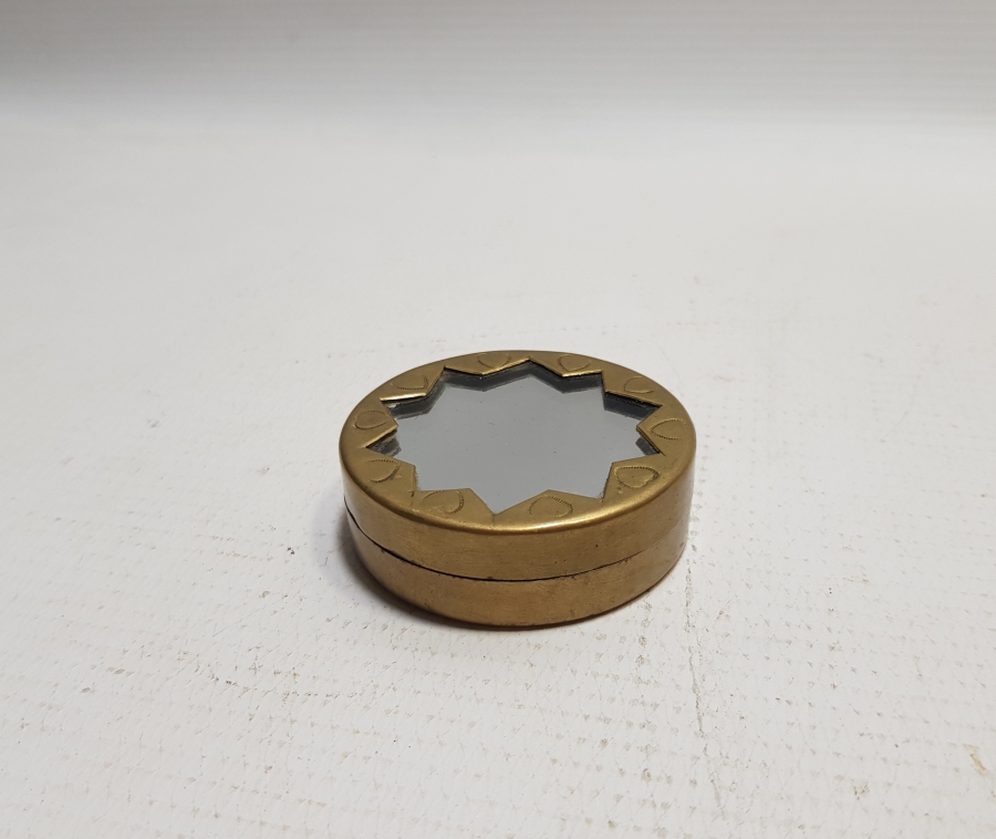 ÜZERİNDE ON KÖŞELİ YILDIZ BULUNAN OSMANLI DÖNEMİ SÜLEYMANİYE KAPAKLI AYNALI ENFİYE KUTUSU