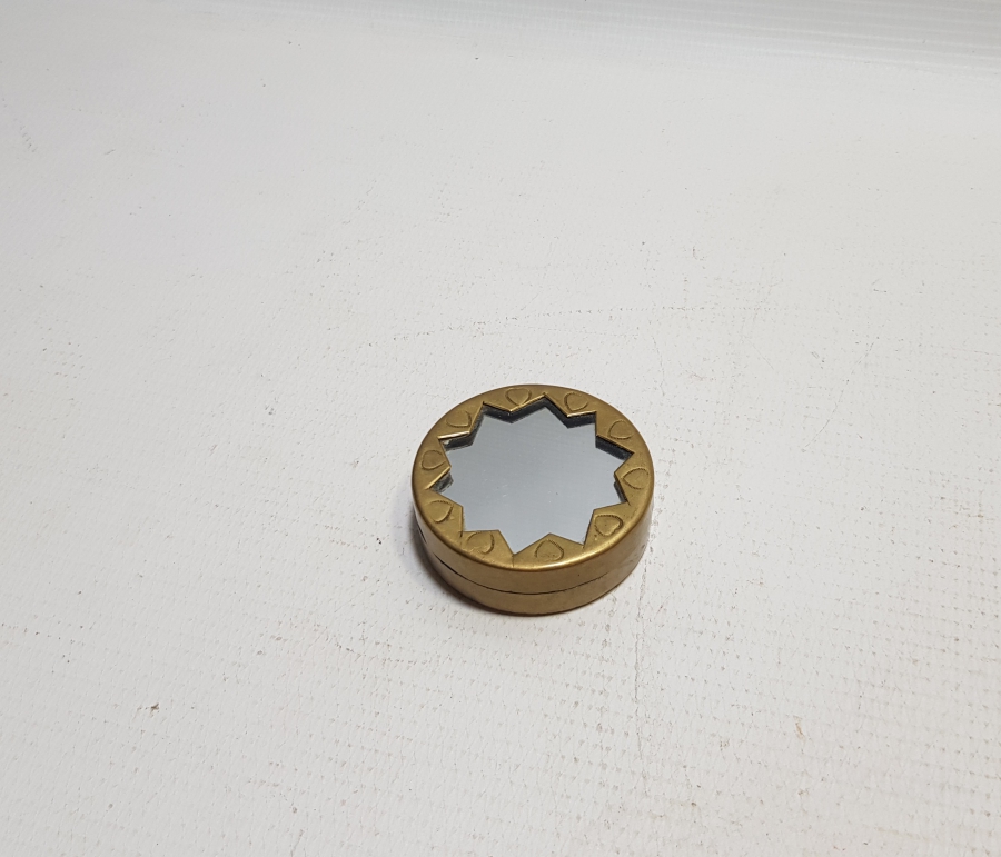 ÜZERİNDE ON KÖŞELİ YILDIZ BULUNAN OSMANLI DÖNEMİ SÜLEYMANİYE KAPAKLI AYNALI ENFİYE KUTUSU