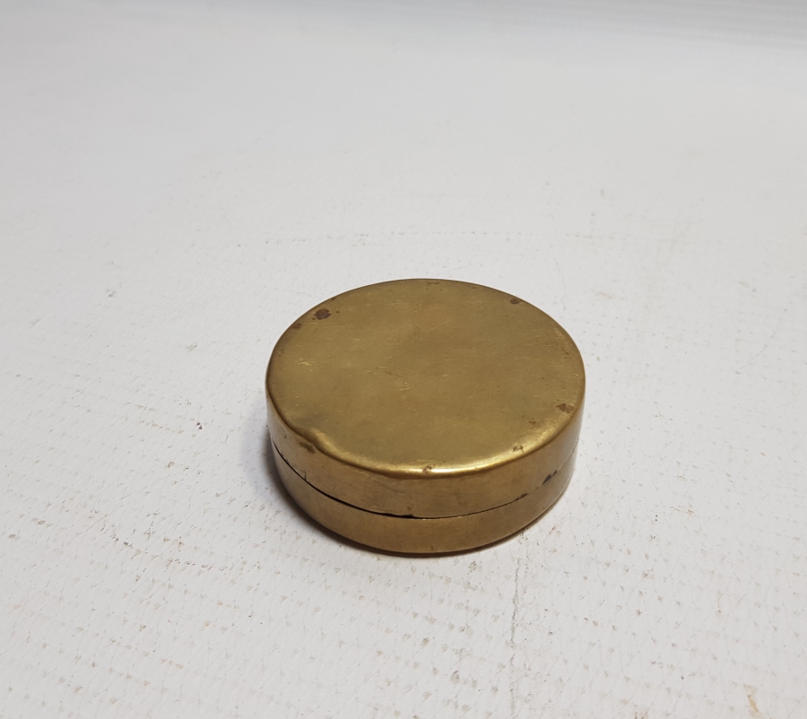 ÜZERİNDE ON KÖŞELİ YILDIZ BULUNAN OSMANLI DÖNEMİ SÜLEYMANİYE KAPAKLI AYNALI ENFİYE KUTUSU