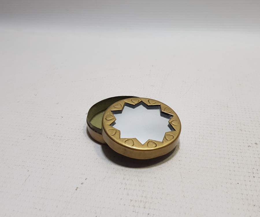 ÜZERİNDE ON KÖŞELİ YILDIZ BULUNAN OSMANLI DÖNEMİ SÜLEYMANİYE KAPAKLI AYNALI ENFİYE KUTUSU