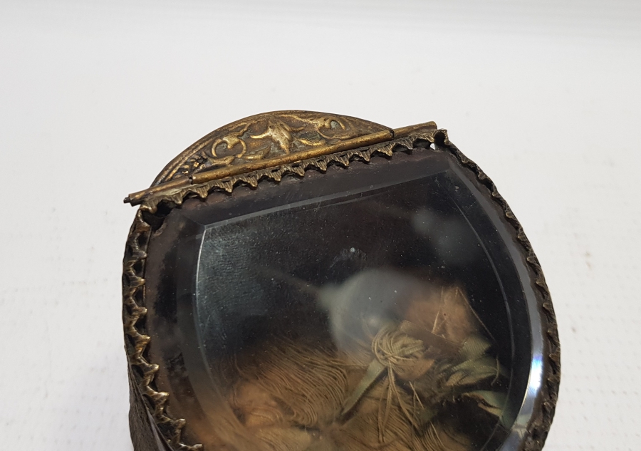 ÜZERİNDE TERS LALE FİGÜRÜ BULUNAN OSMANLI DÖNEMİ EL YAPIMI SAAT TEŞHİR KUTUSU