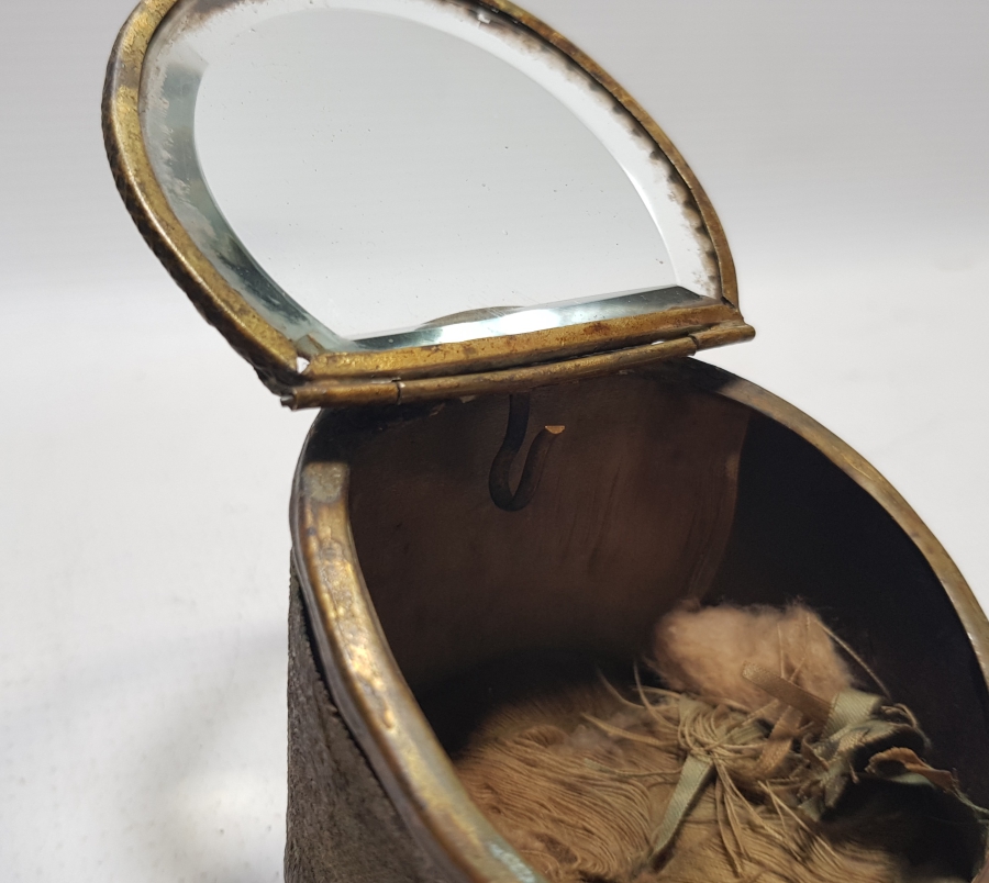 ÜZERİNDE TERS LALE FİGÜRÜ BULUNAN OSMANLI DÖNEMİ EL YAPIMI SAAT TEŞHİR KUTUSU