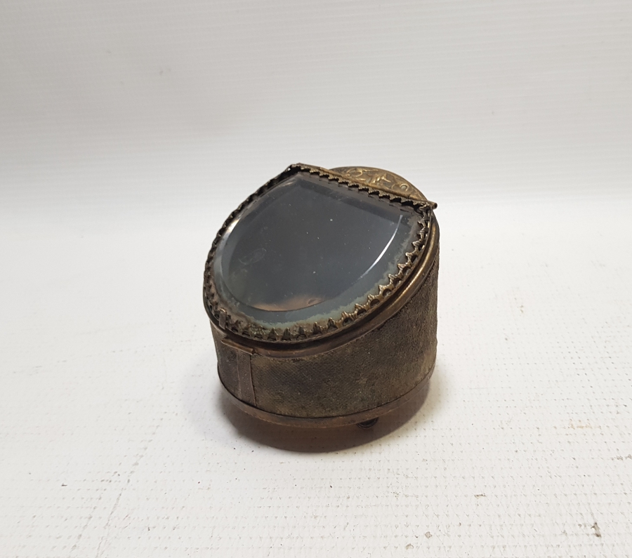 ÜZERİNDE TERS LALE FİGÜRÜ BULUNAN OSMANLI DÖNEMİ EL YAPIMI SAAT TEŞHİR KUTUSU