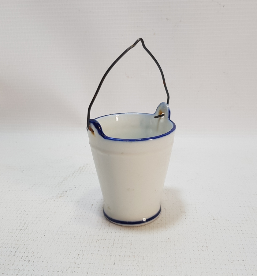 KOVA FORMUNDA YAPILMIŞ ANTİKA PORSELEN BİBLO