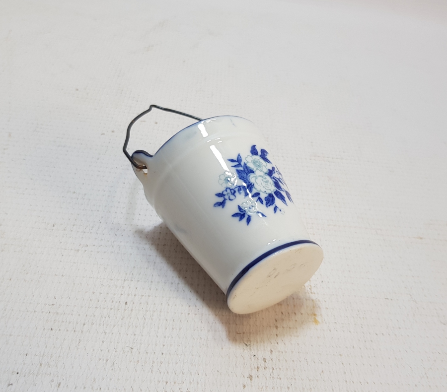 KOVA FORMUNDA YAPILMIŞ ANTİKA PORSELEN BİBLO