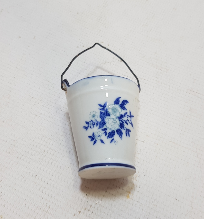 KOVA FORMUNDA YAPILMIŞ ANTİKA PORSELEN BİBLO