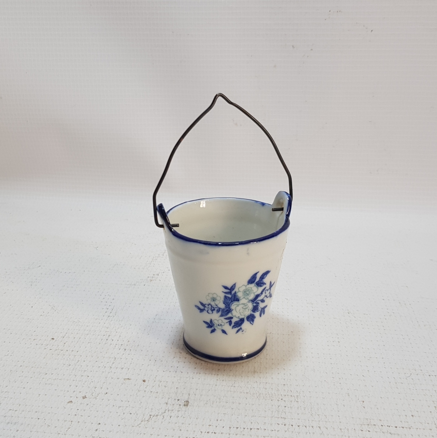 KOVA FORMUNDA YAPILMIŞ ANTİKA PORSELEN BİBLO