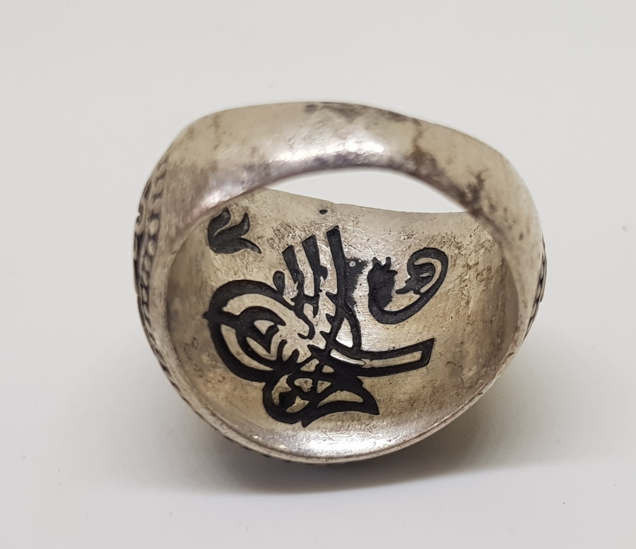 YANLARI VE İÇİ TUĞRA FORMLU GÜMÜŞ YÜZÜK