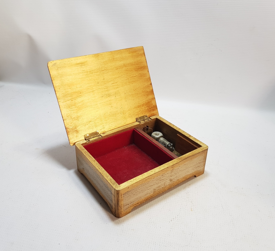 ÜZERİ ALTIN VARAKLI ANTİKA LATERNALI KUTU