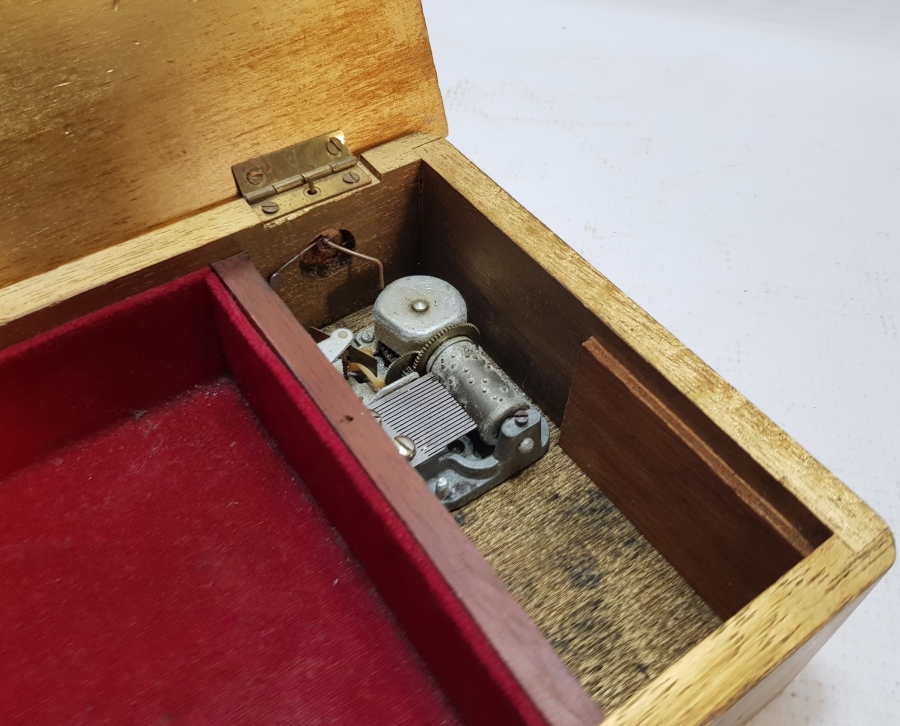 ÜZERİ ALTIN VARAKLI ANTİKA LATERNALI KUTU