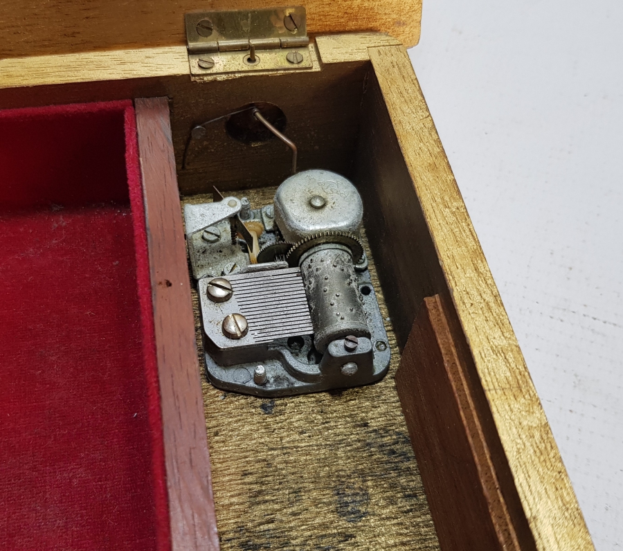 ÜZERİ ALTIN VARAKLI ANTİKA LATERNALI KUTU