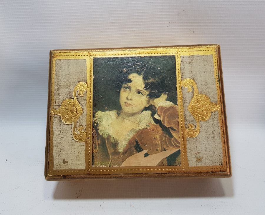 ÜZERİ ALTIN VARAKLI ANTİKA LATERNALI KUTU