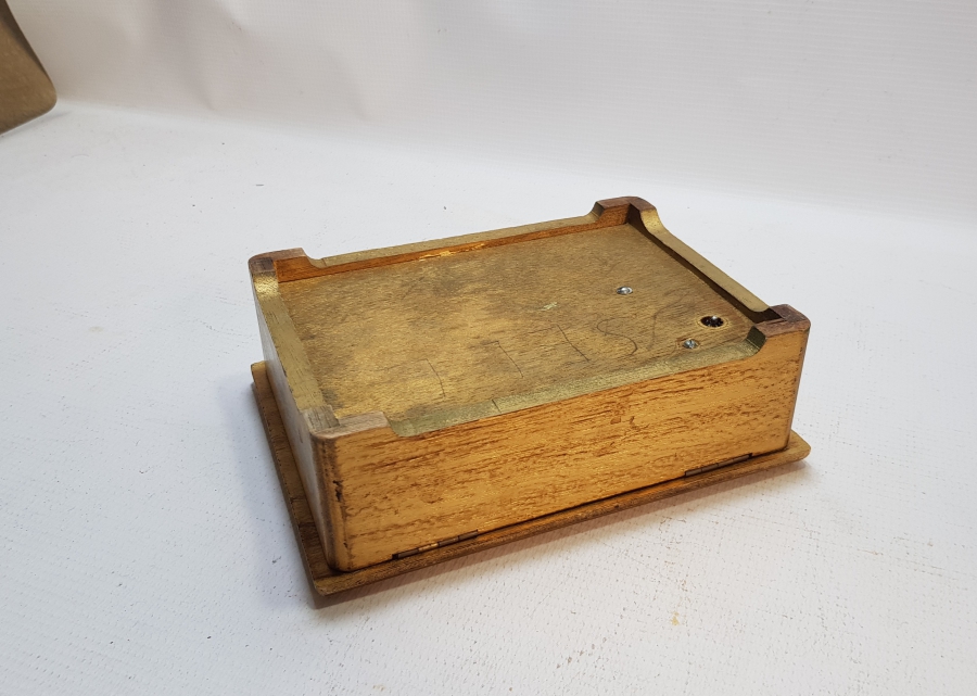 ÜZERİ ALTIN VARAKLI ANTİKA LATERNALI KUTU