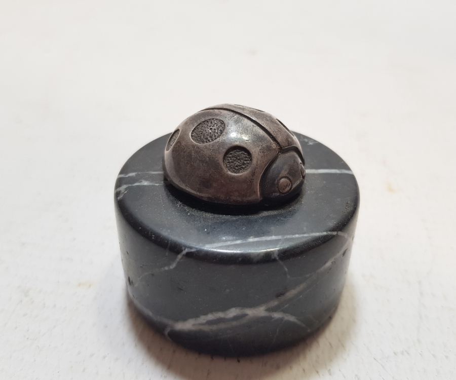 GÜMÜŞ VE MERMERDEN YAPILMIŞ AKBANK KAĞIT AĞIRLIĞI