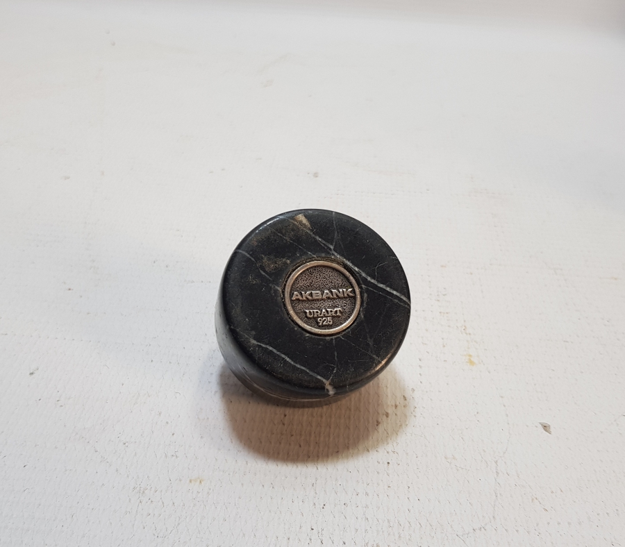 GÜMÜŞ VE MERMERDEN YAPILMIŞ AKBANK KAĞIT AĞIRLIĞI