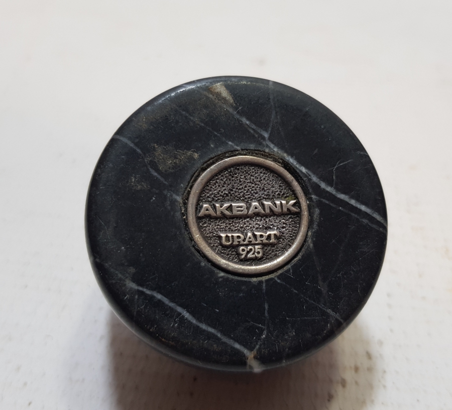 GÜMÜŞ VE MERMERDEN YAPILMIŞ AKBANK KAĞIT AĞIRLIĞI