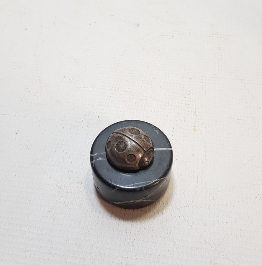 GÜMÜŞ VE MERMERDEN YAPILMIŞ AKBANK KAĞIT AĞIRLIĞI