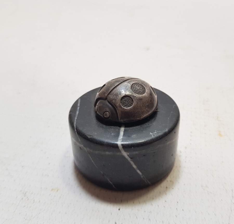 GÜMÜŞ VE MERMERDEN YAPILMIŞ AKBANK KAĞIT AĞIRLIĞI