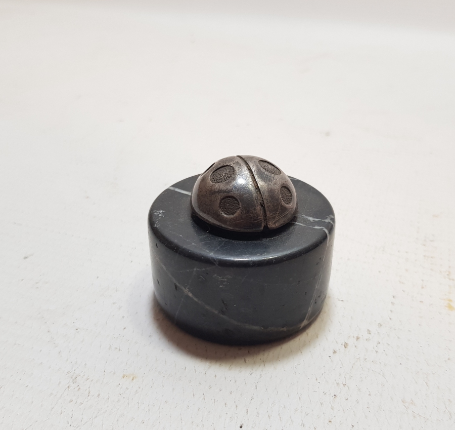 GÜMÜŞ VE MERMERDEN YAPILMIŞ AKBANK KAĞIT AĞIRLIĞI